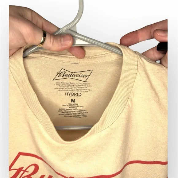 Budweiser Cream T-Shirt with Red Logo and Horse Design - Picture 6 of 6